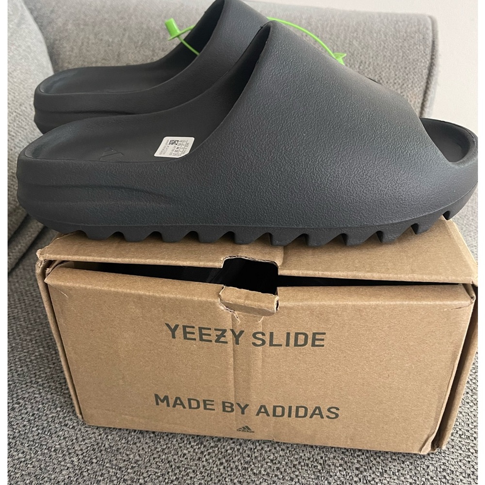 YEEZY SLIDE SIZE 10